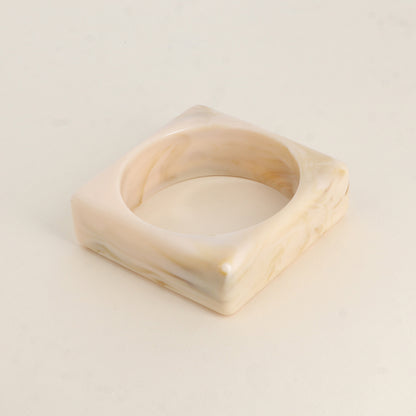 Manchette carrée en résine Dimensions intérieures : 6,6 x 6,6 cm - Epaisseur : 2,4 cm