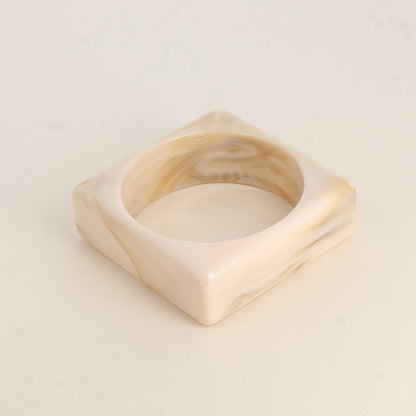 Manchette carrée en résine Dimensions intérieures : 6,6 x 6,6 cm - Epaisseur : 2,4 cm