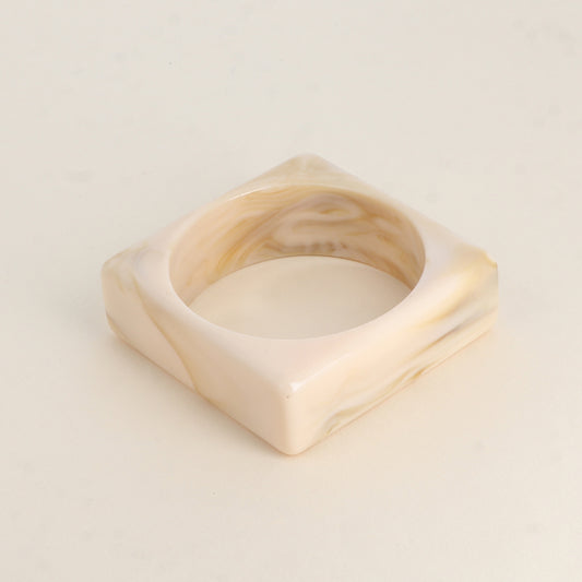 Manchette carrée en résine Dimensions intérieures : 6,6 x 6,6 cm - Epaisseur : 2,4 cm
