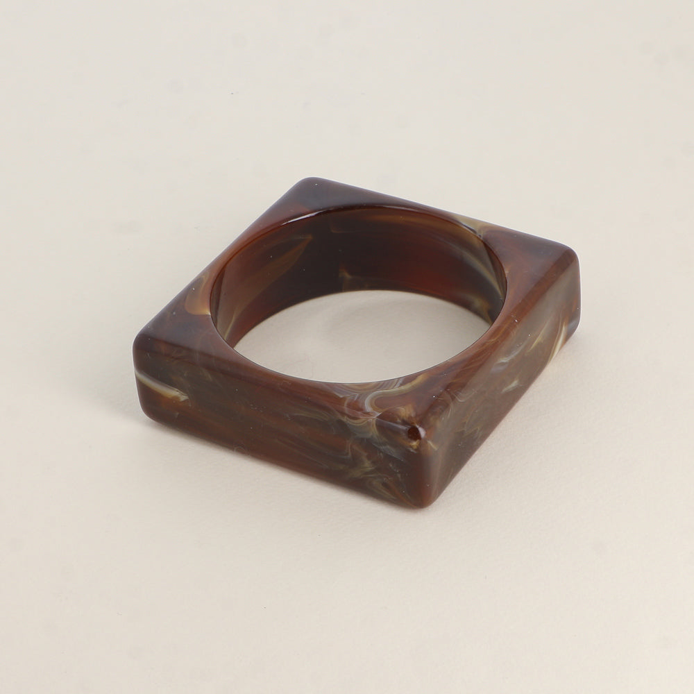 Manchette carrée en résine Dimensions intérieures : 6,6 x 6,6 cm - Epaisseur : 2,4 cm