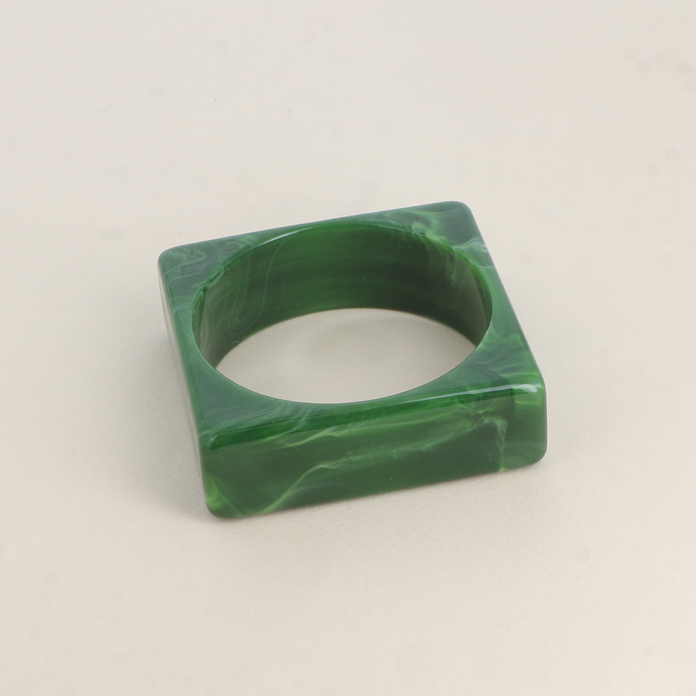 Manchette carrée en résine Dimensions intérieures : 6,6 x 6,6 cm - Epaisseur : 2,4 cm