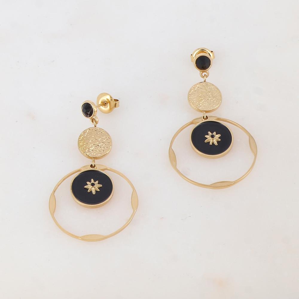 B.O à puce avec pièce ronde martelée, anneau, pièce ronde émaillée, étoile et strass 2,4 x 4,3 cm.