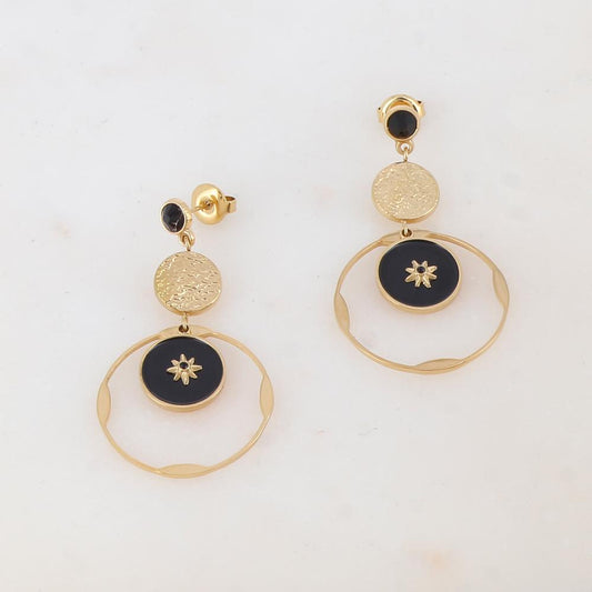 B.O à puce avec pièce ronde martelée, anneau, pièce ronde émaillée, étoile et strass 2,4 x 4,3 cm.
