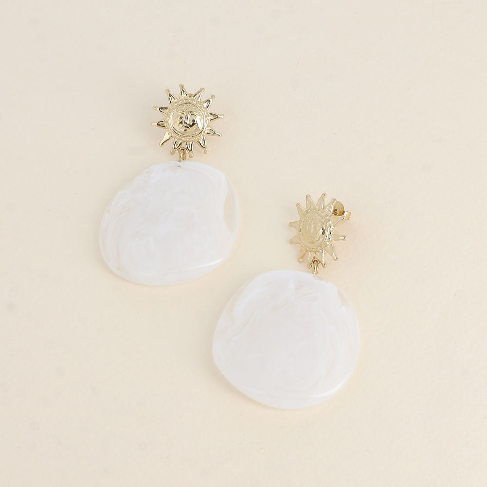 Boucles pendantes - soleil et résine colorée blanche 37x58 mm