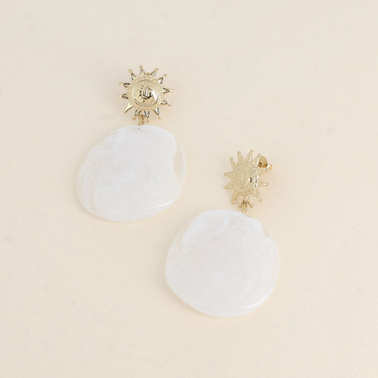 Boucles pendantes - soleil et résine colorée blanche 37x58 mm