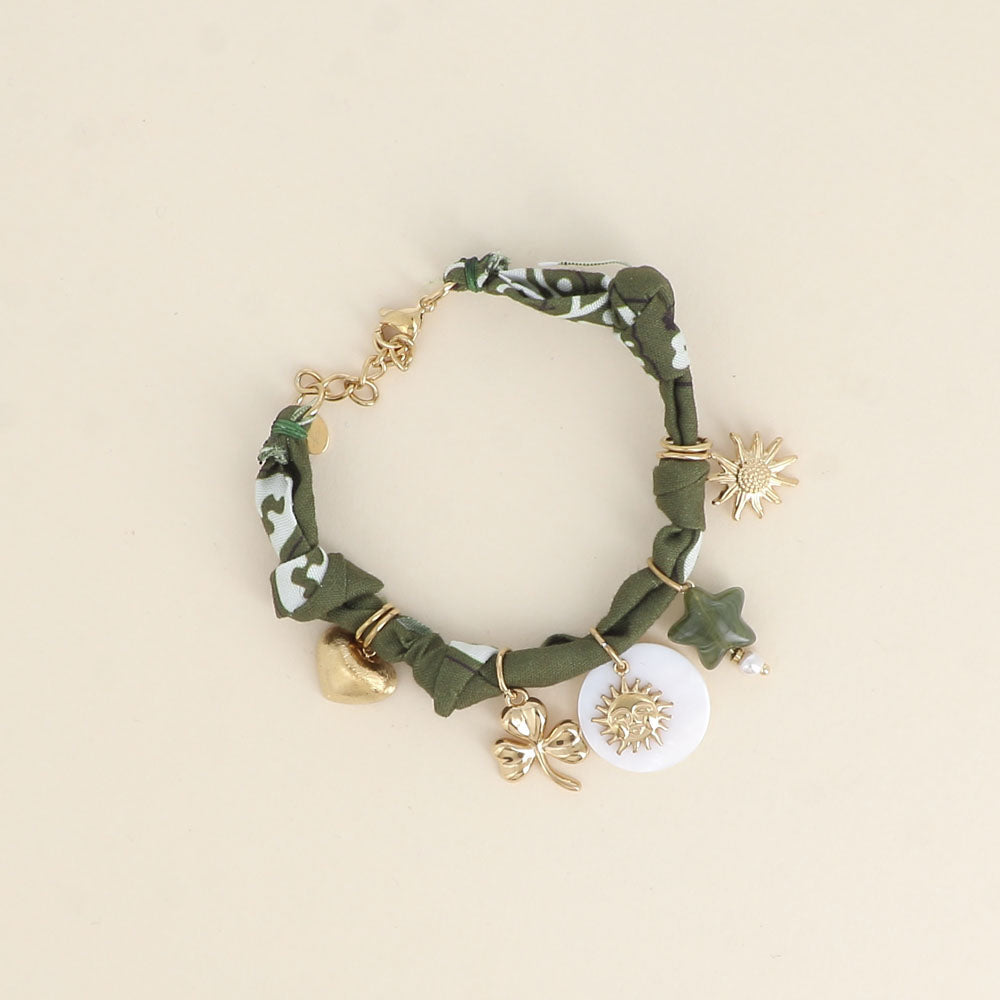 Bracelet - ruban kaki, breloques (cœur brossé, trèfle, soleil, étoile en résine, fleur) (16+3 cm)