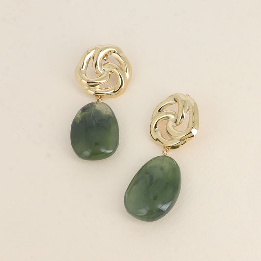 Boucles pendantes - fleur ajourée et pièce ovale en résine kaki 30x74 mm