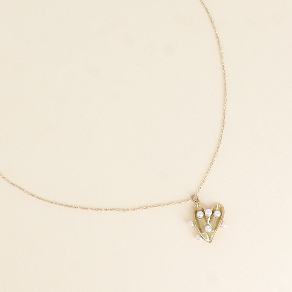 Collier - pendentif cœur et petites boules en résine blanche 45+5 cm