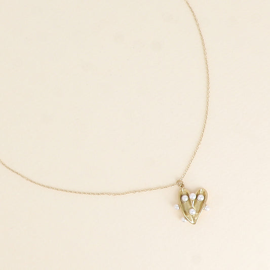 Collier - pendentif cœur et petites boules en résine blanche 45+5 cm