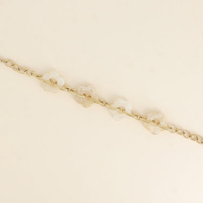 Bracelet - 4 fleurs en résine beige et maillons ovales (17+3 cm / dimension approximative d'une fleur: 20 x 20 mm)