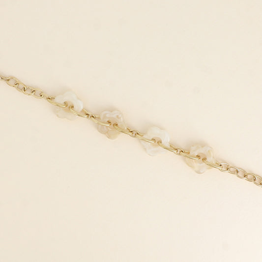 Bracelet - 4 fleurs en résine beige et maillons ovales (17+3 cm / dimension approximative d'une fleur: 20 x 20 mm)