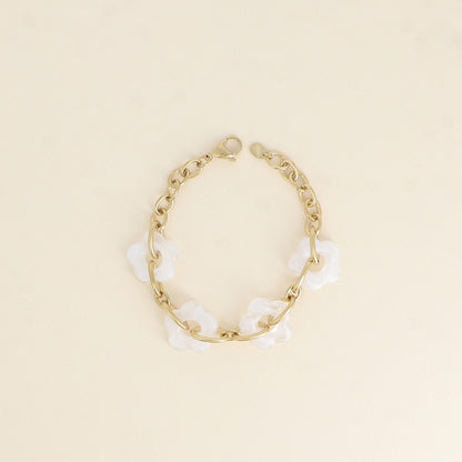 Bracelet - 4 fleurs en résine blanche et maillons ovales (17+3 cm / dimension approximative d'une fleur: 20 x 20 mm)