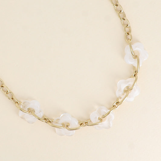 Collier - 5 fleurs en résine blanches et maillons ovales 42+7 cm