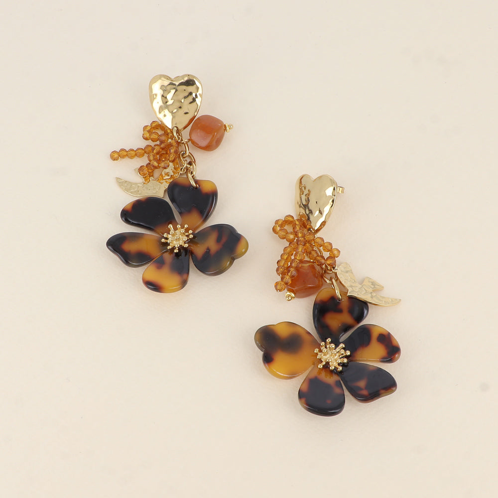 Boucles pendantes - cœur martelé, nœud papillon perlé, fleur en résine léopard 40×77 mm
