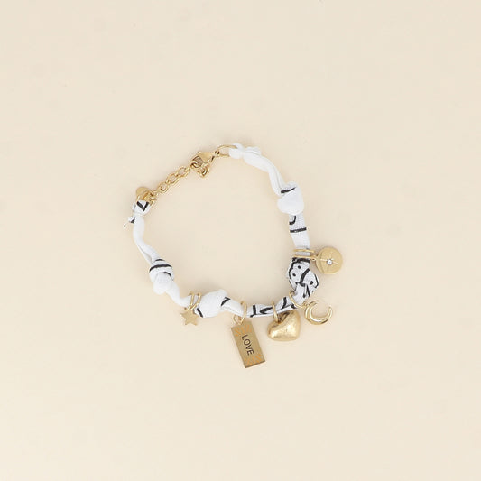 Bracelet - ruban, tissu blanc et breloques (étoiles, cœur brossé, plaquette LOVE, lune) (16+3 cm)