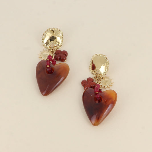 Boucles pendantes - pièce aux contours mil grains, trèfle, soleil et cœur en résine marron