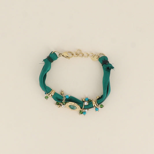 Bracelet - tissu vert, perles en résine et un pendentif ovale en pierre naturelle (17+3 cm)