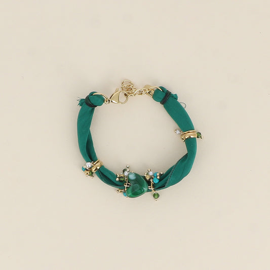 Bracelet - tissu vert, pièces en acier inoxydable, perles taillées et en résine, pendentif cœur en résine (17+3 cm)