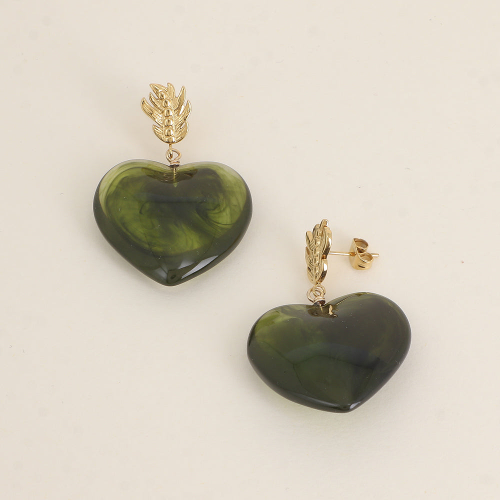 Boucles pendantes - plume et cœur en résine vert