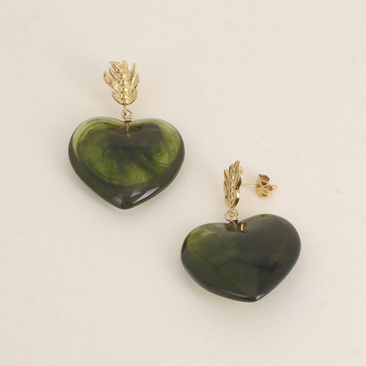 Boucles pendantes - plume et cœur en résine vert