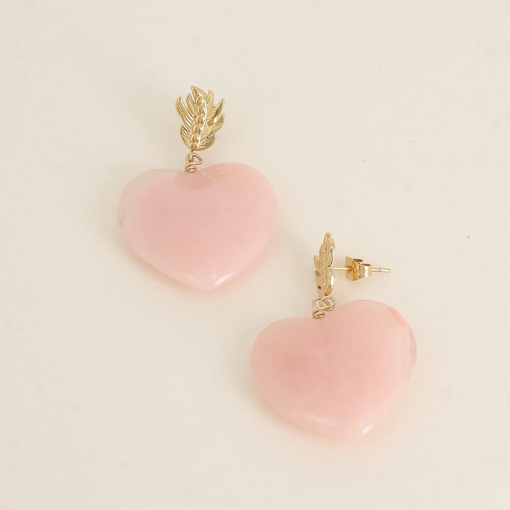 Boucles pendantes - plume et cœur en résine rose