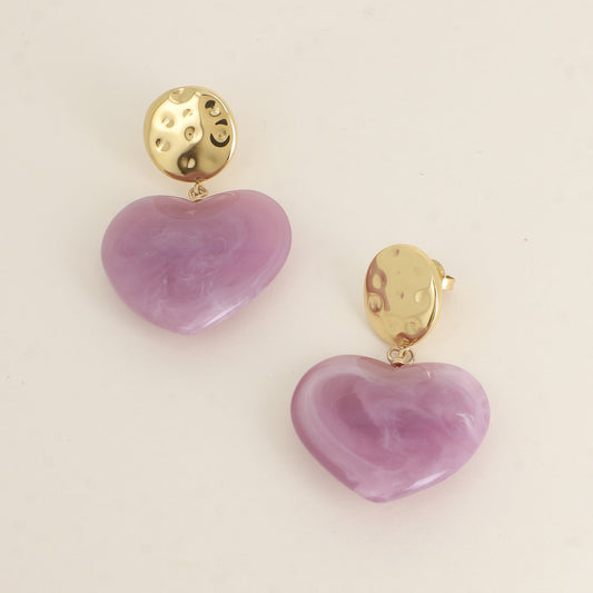 Boucles pendantes - pièce ronde martelée et cœur en résine mauve