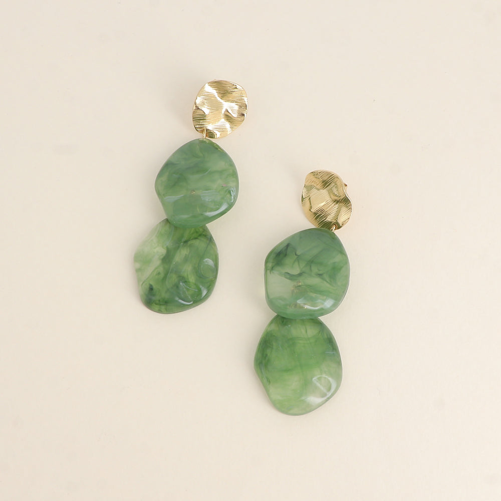 Boucles pendantes - pièce ondulée et texturée, 2 pièces en résine vert 24x76 mm