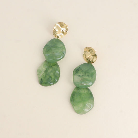 Boucles pendantes - pièce ondulée et texturée, 2 pièces en résine vert 24x76 mm