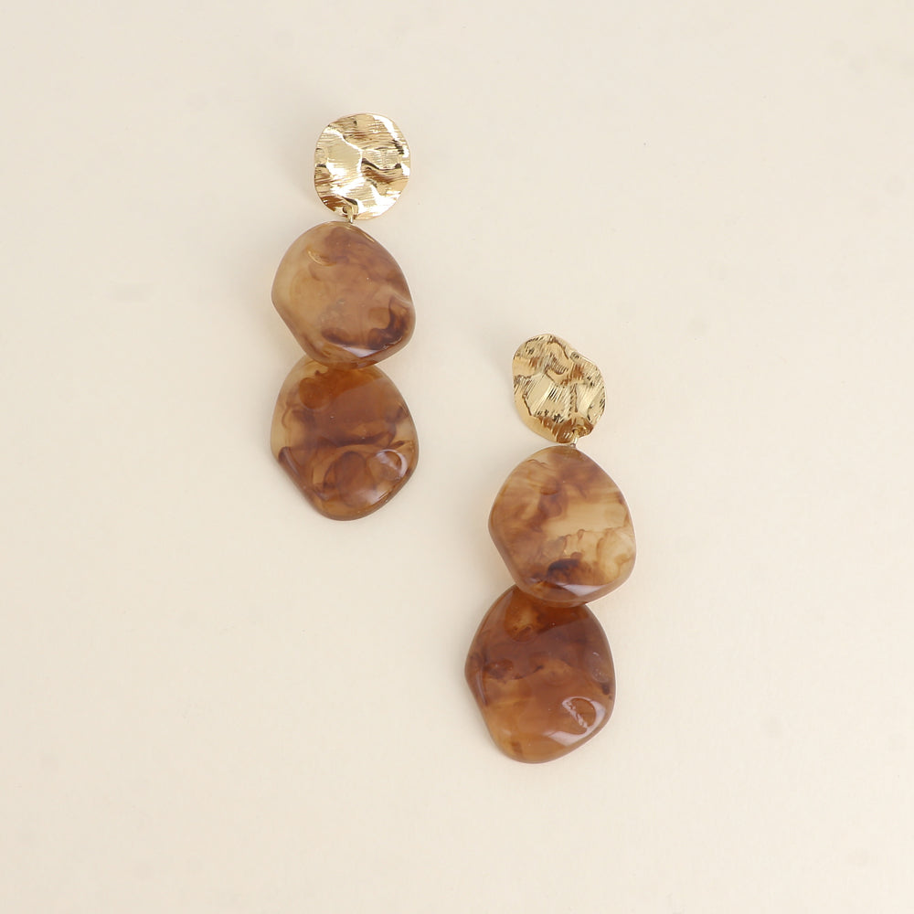 Boucles pendantes - pièce ondulée et texturée, 2 pièces en résine marron 24x76 mm