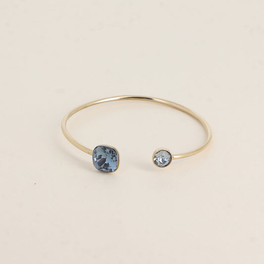 Jonc orné de cristaux de Swarovski® 10 mm et SS29 - Hauteur du jonc: 11 mm - Dimension du cristal 1: 10x10 mm - Diamètre du cristal 2: 7 mm - Denim