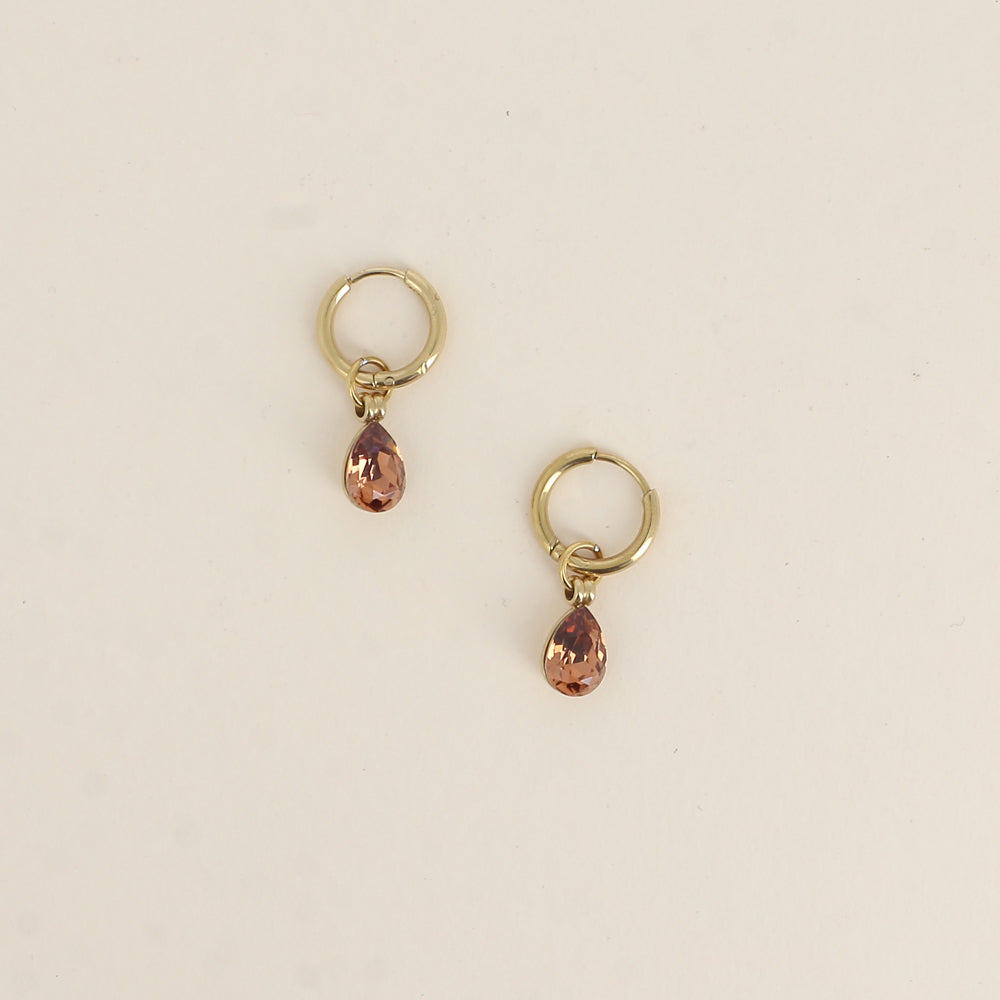 Créoles ornées de cristaux de Swarovski® en forme de gouttes - Dimensions de la créole : 13 x 13 x 2 mm - Dimensions de la boucle : 7 x 27 mm - Dimensions du cristal : 7 x 10 mm - Light Smoked topaz