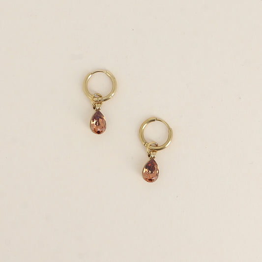 Créoles ornées de cristaux de Swarovski® en forme de gouttes - Dimensions de la créole : 13 x 13 x 2 mm - Dimensions de la boucle : 7 x 27 mm - Dimensions du cristal : 7 x 10 mm - Light Smoked topaz