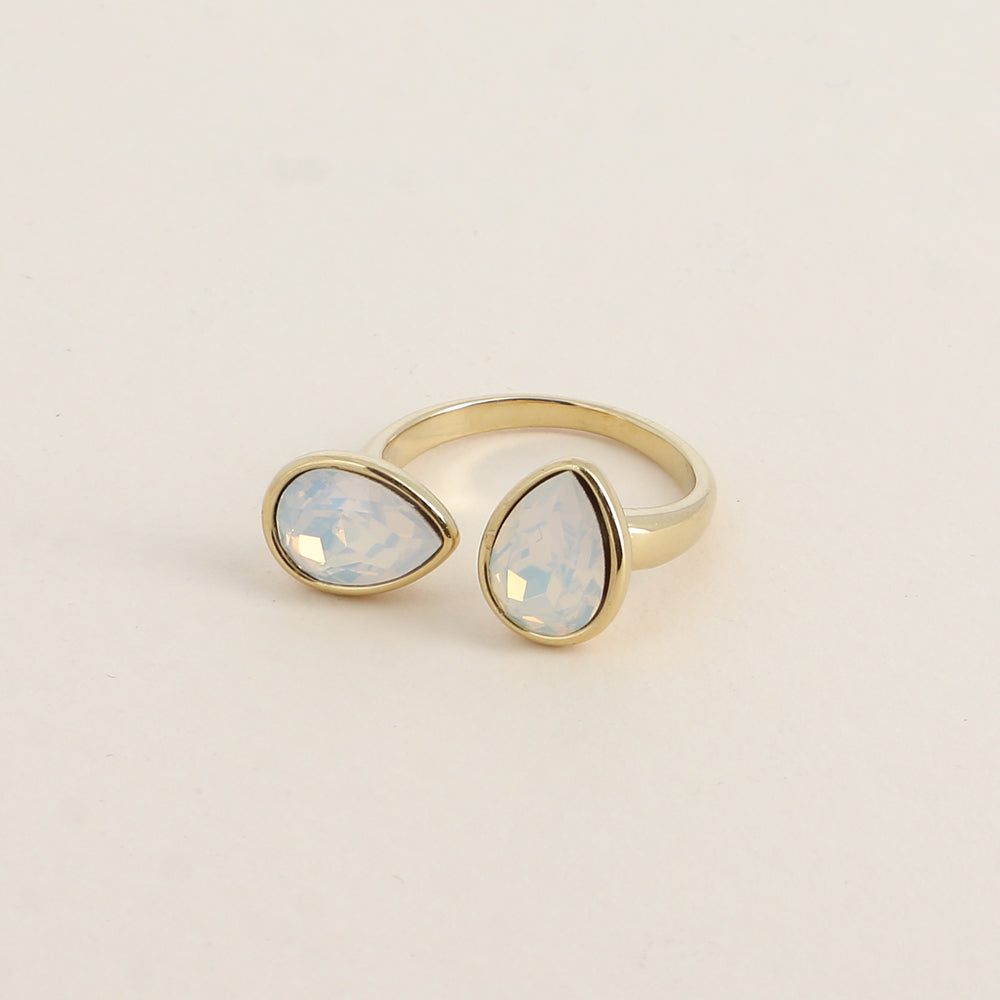 Bague ouverte - Ornée de cristaux de Swarovski® en forme de gouttes - Hauteur de la bague: 2 mm - Dimensions des pierres: 7x10 mm - White opal