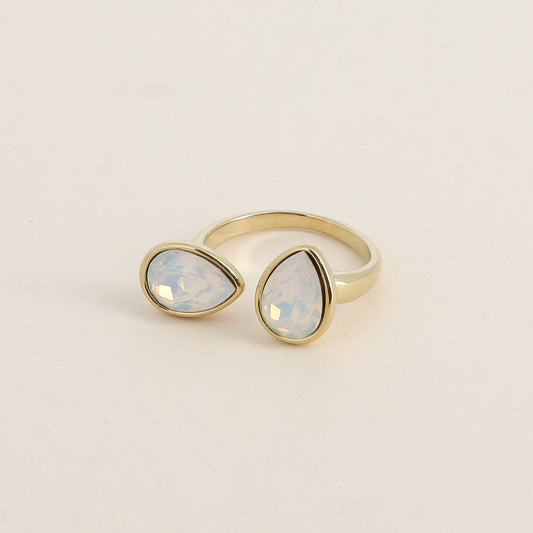 Bague ouverte - Ornée de cristaux de Swarovski® en forme de gouttes - Hauteur de la bague: 2 mm - Dimensions des pierres: 7x10 mm - White opal