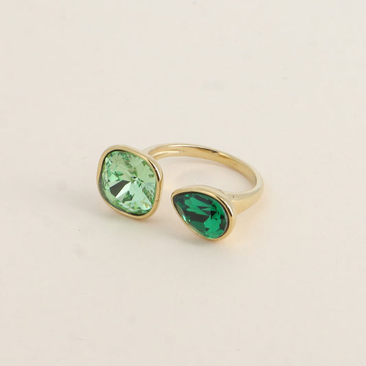 Bague ouverte - Ornée de cristaux de Swarovski® : 10mm été en forme de goutte - Hauteur de la bague: 2 mm - Dimensions des pierres carrée et goutte : 10x10 mm / 7x10 mm - Peridot