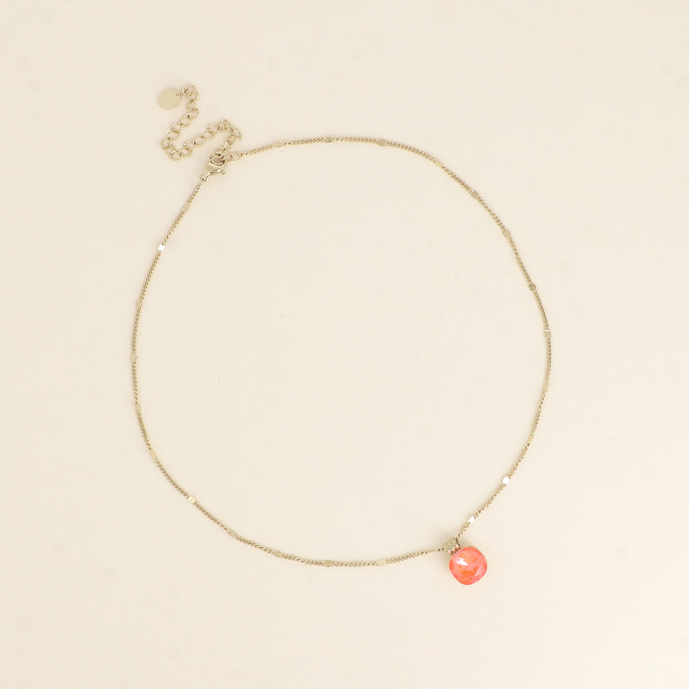 Collier orné de cristaux de Swarovski®. - Longueur de chaîne : 38+7 cm - Dimensions du cristal : 10 x 10 mm - Electric orange