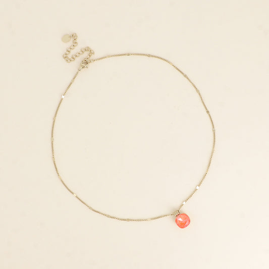 Collier orné de cristaux de Swarovski®. - Longueur de chaîne : 38+7 cm - Dimensions du cristal : 10 x 10 mm - Electric orange