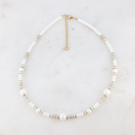 Collier doré avec des perles en céramique émaillée, des perles heishi et des pierres naturelles blanches 39+5 cm