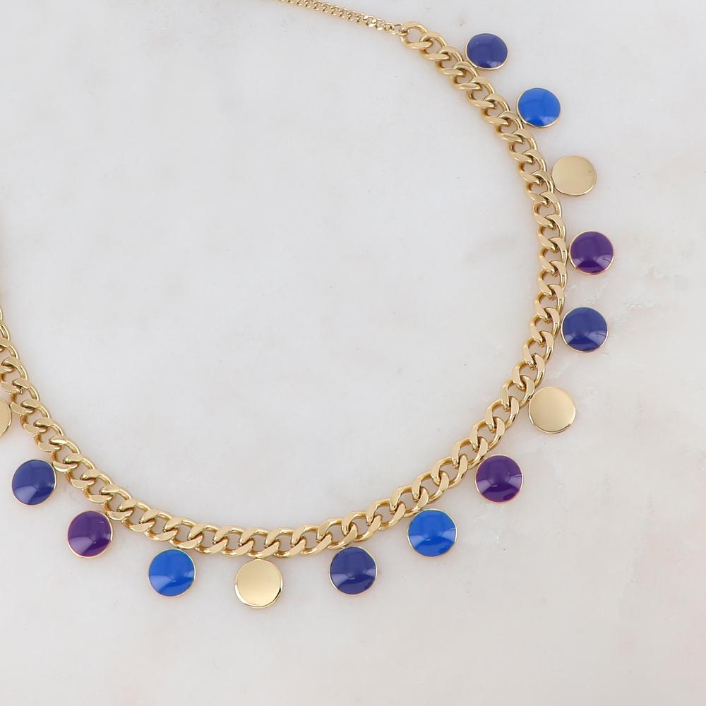 Collier en maille gourmette doré embelli de pampilles rondes émaillées bleues et violettes 38+5 cm