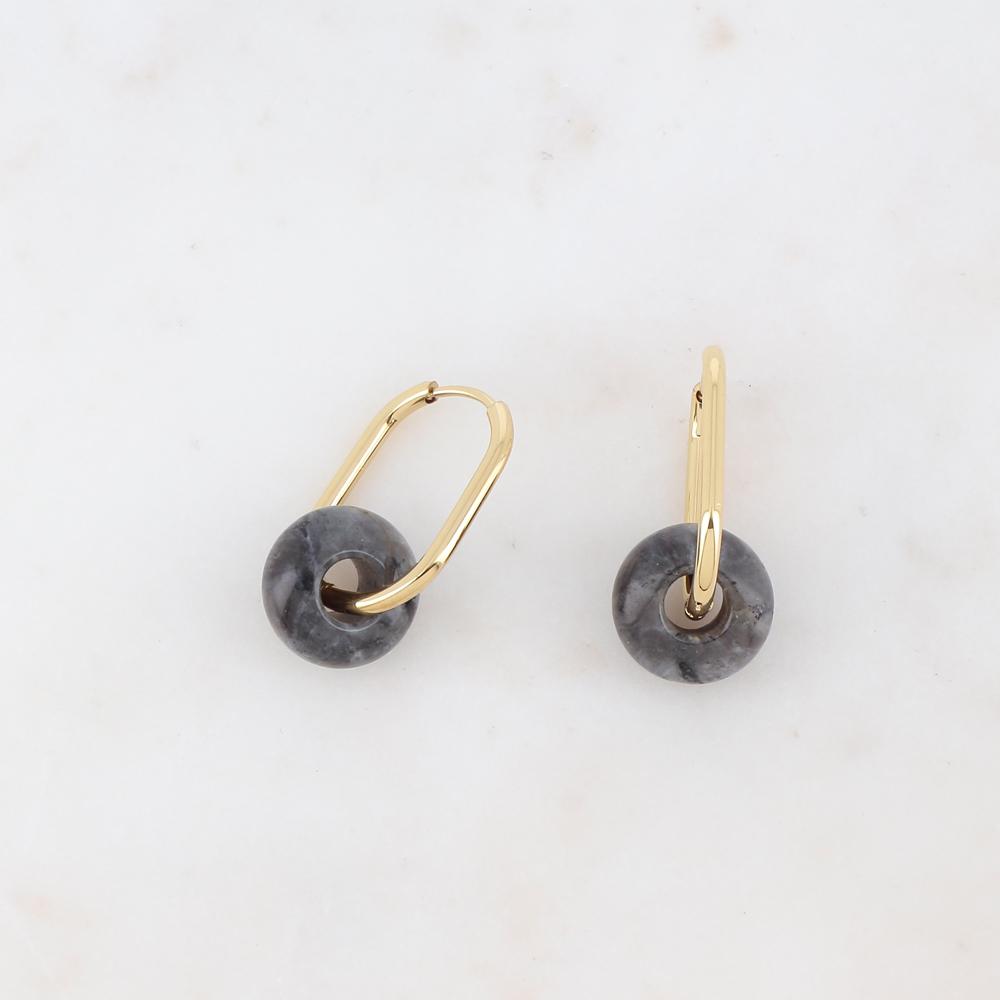 Créoles rectangulaires avec pierres naturelles 1,6 x 3 cm.