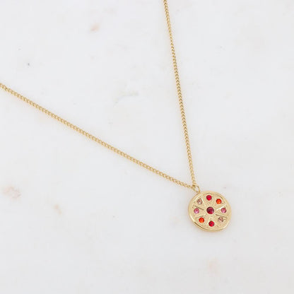 Collier sur chaîne composé d'un pendant rond avec un motif étoile orné de strass rouges 38+7 cm