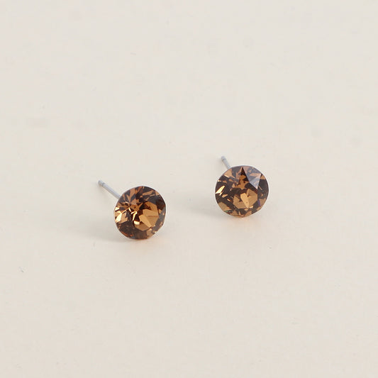 Boucles puces argentées – Ornées de cristaux de Swarovski® SS39 - Dimensions de la boucle : 8x8 mm - Light Smoked topaz