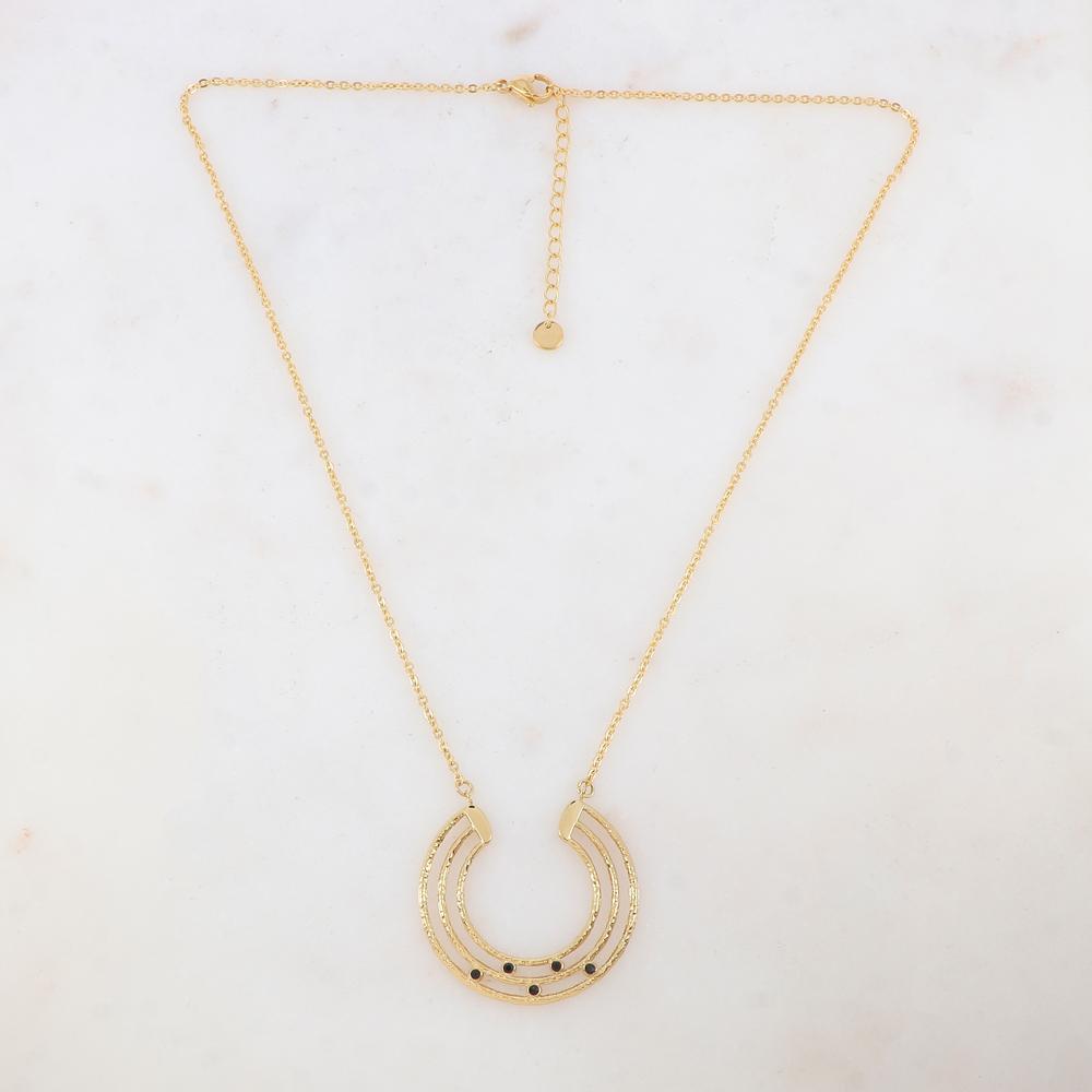 Collier doré avec pièce géométrique ajourée et 5 strass noirs 45+5 cm