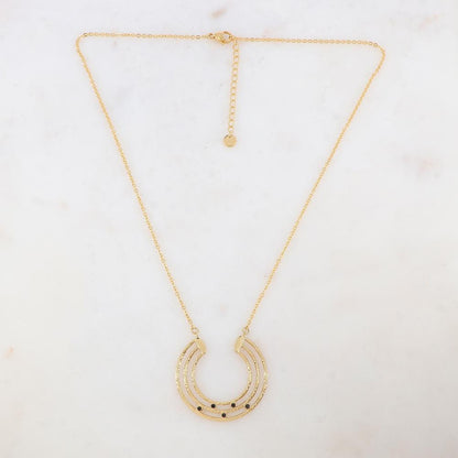 Collier doré avec pièce géométrique ajourée et 5 strass noirs 45+5 cm