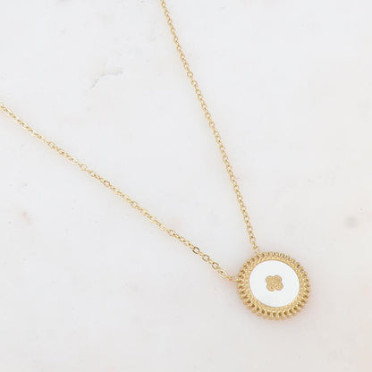 Collier composé d'un pendentif rond émaillé blanc avec une fleur gravée 39+7 cm