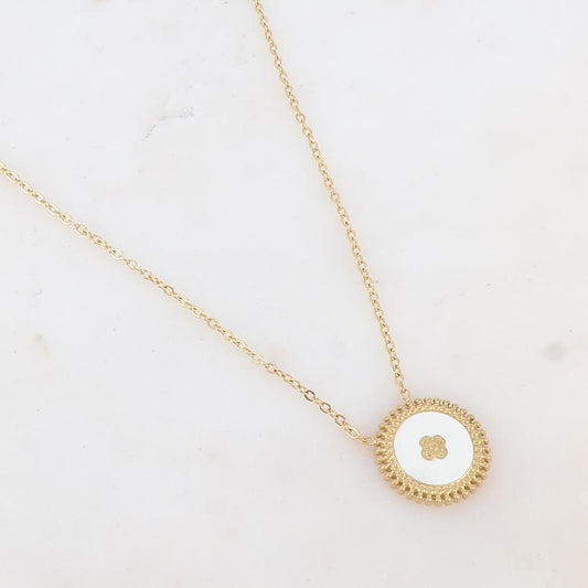 Collier composé d'un pendentif rond émaillé blanc avec une fleur gravée 39+7 cm