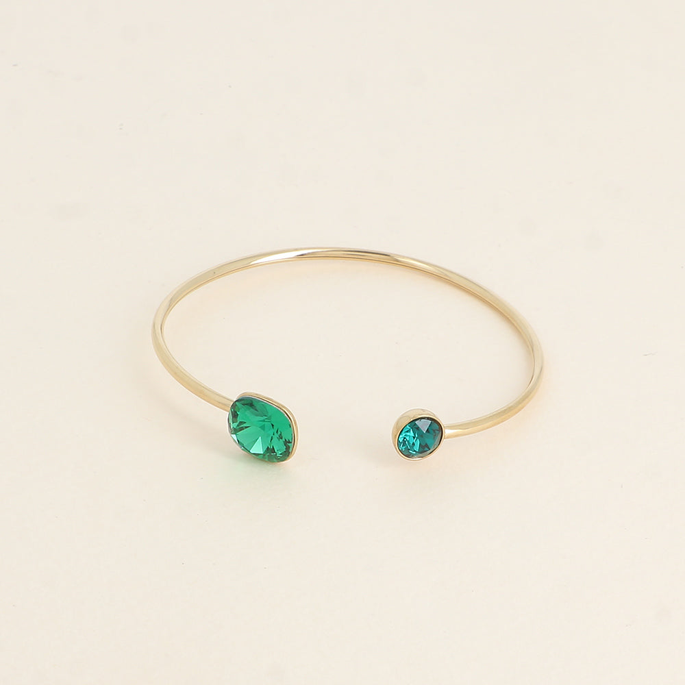 Jonc orné de cristaux de Swarovski® 10 mm et SS29 - Hauteur du jonc: 11 mm - Dimension du cristal 1: 10x10 mm - Diamètre du cristal 2: 7 mm - Majestic green et emerald
