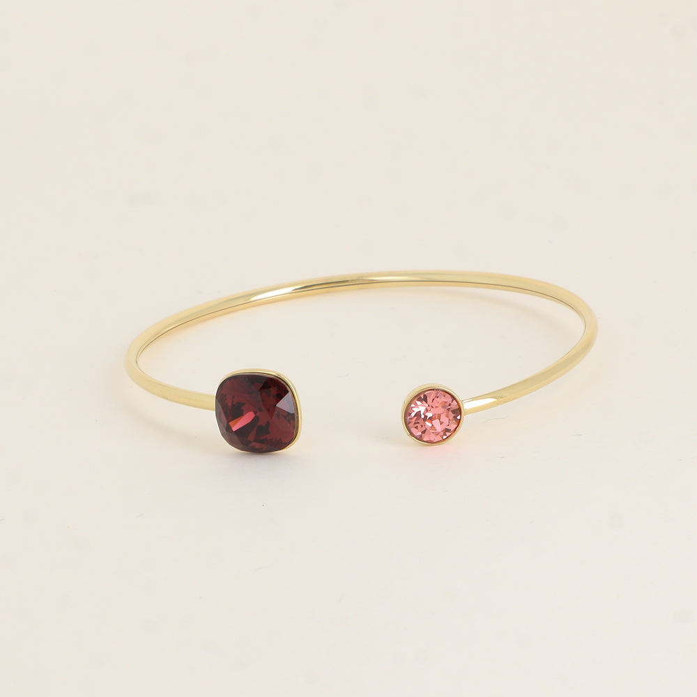 Jonc orné de cristaux de Swarovski® 10 mm et SS29 - Hauteur du jonc: 11 mm - Dimension du cristal 1: 10x10 mm - Diamètre du cristal 2: 7 mm - Burgundy and rose peach