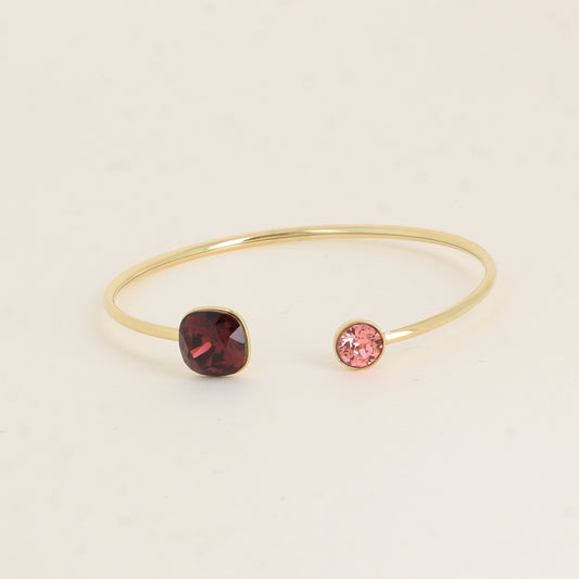 Jonc orné de cristaux de Swarovski® 10 mm et SS29 - Hauteur du jonc: 11 mm - Dimension du cristal 1: 10x10 mm - Diamètre du cristal 2: 7 mm - Burgundy and rose peach