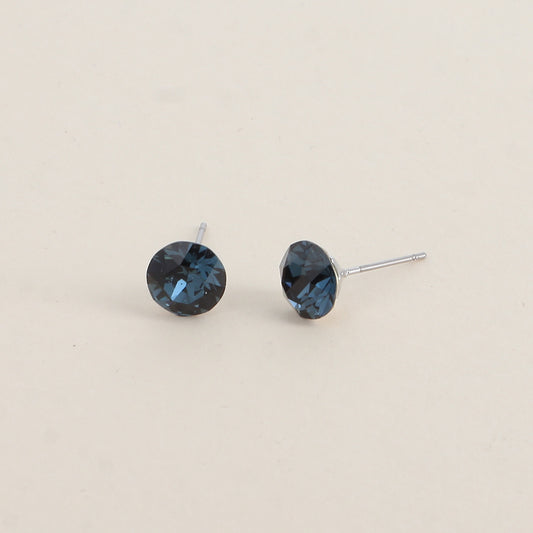 Boucles puces argentées – Ornées de cristaux de Swarovski® SS39 - Dimensions de la boucle : 8x8 mm - Montana